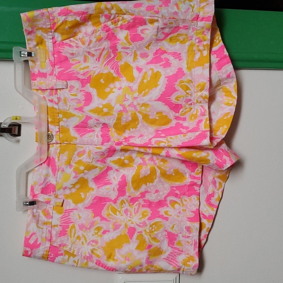Lilly Pulitzer Pants - Lilly Pulitzer Size 12 Callahan shorts very fresh